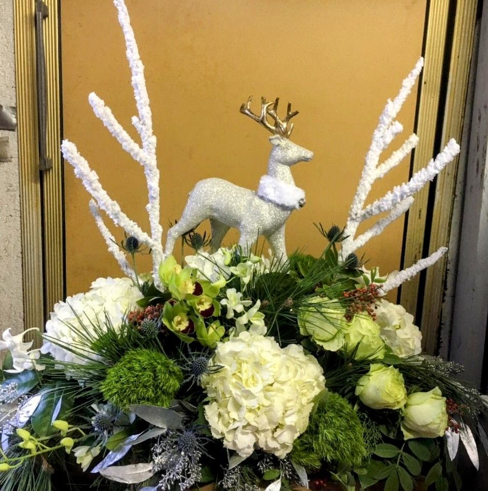 Winter arrangement with a silver reindeer and hydrangeas